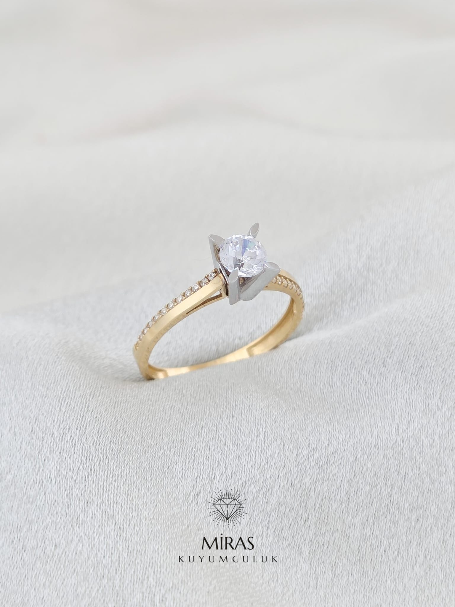 14 Ayar Altın - Kenar Taşlı Tektaş Yüzük 14YZK562