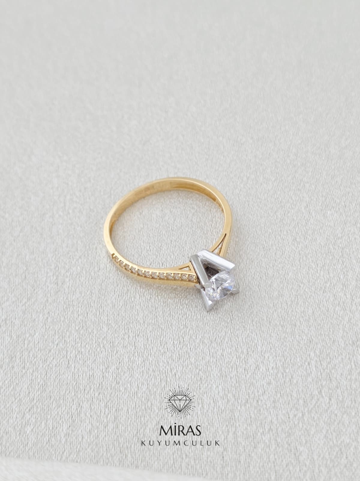 14 Ayar Altın - Kenar Taşlı Tektaş Yüzük 14YZK562