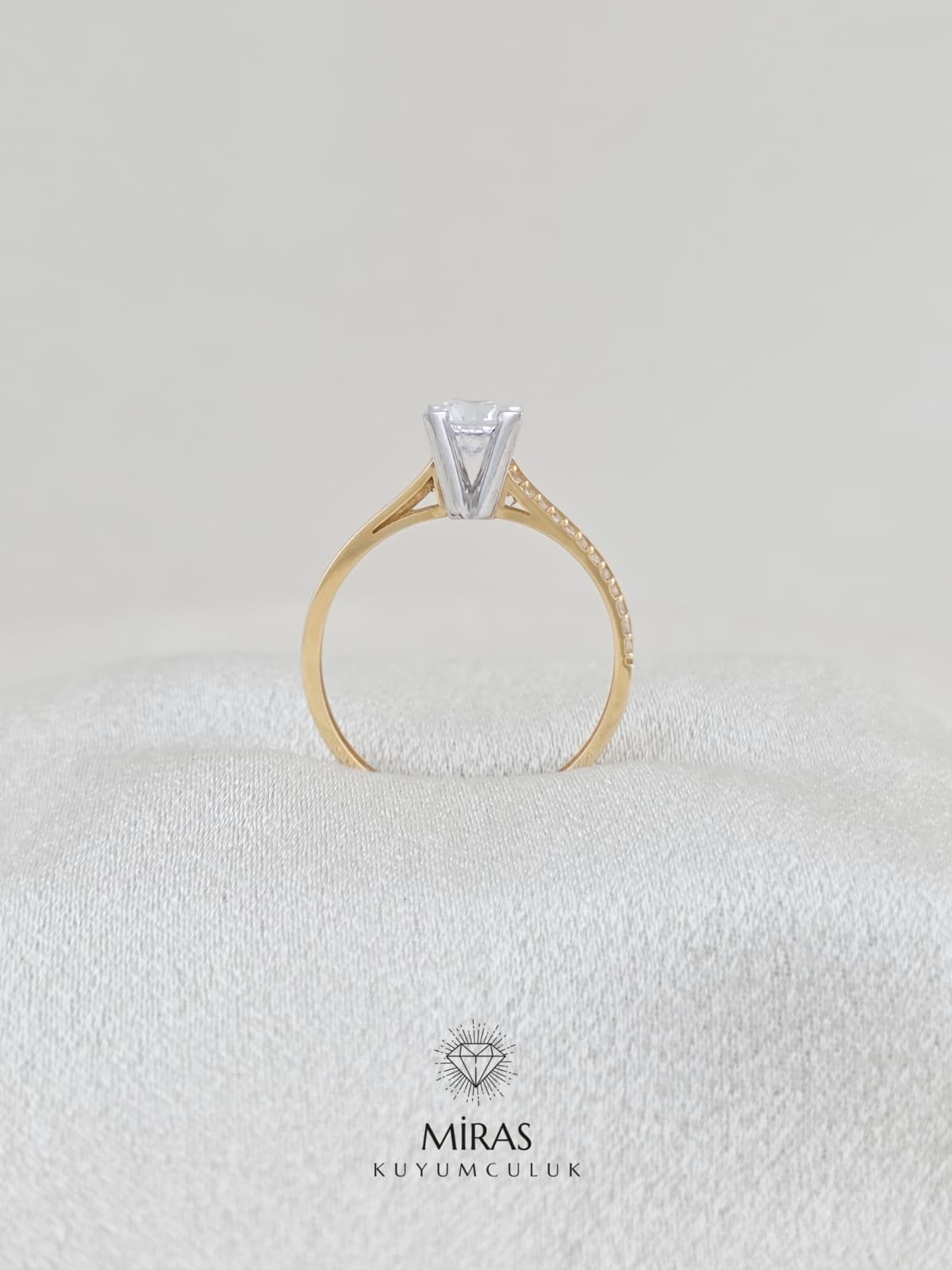 14 Ayar Altın - Kenar Taşlı Tektaş Yüzük 14YZK562