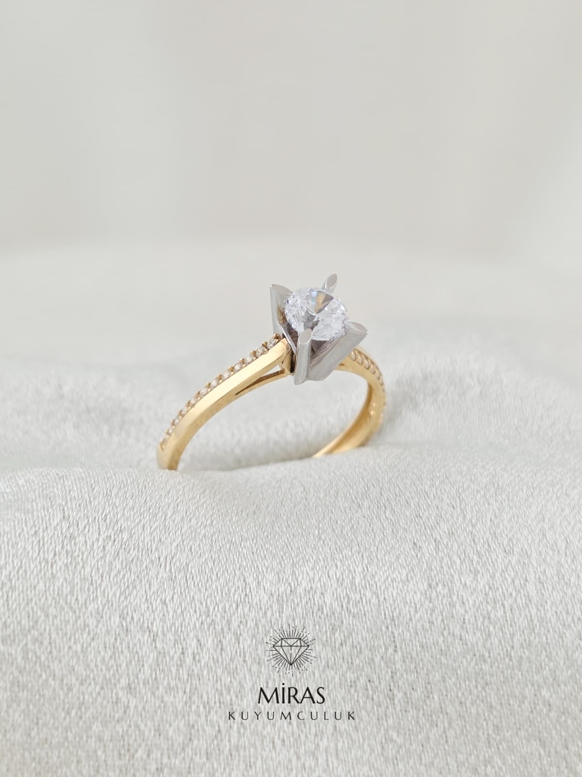 14 Ayar Altın - Kenar Taşlı Tektaş Yüzük 14YZK562