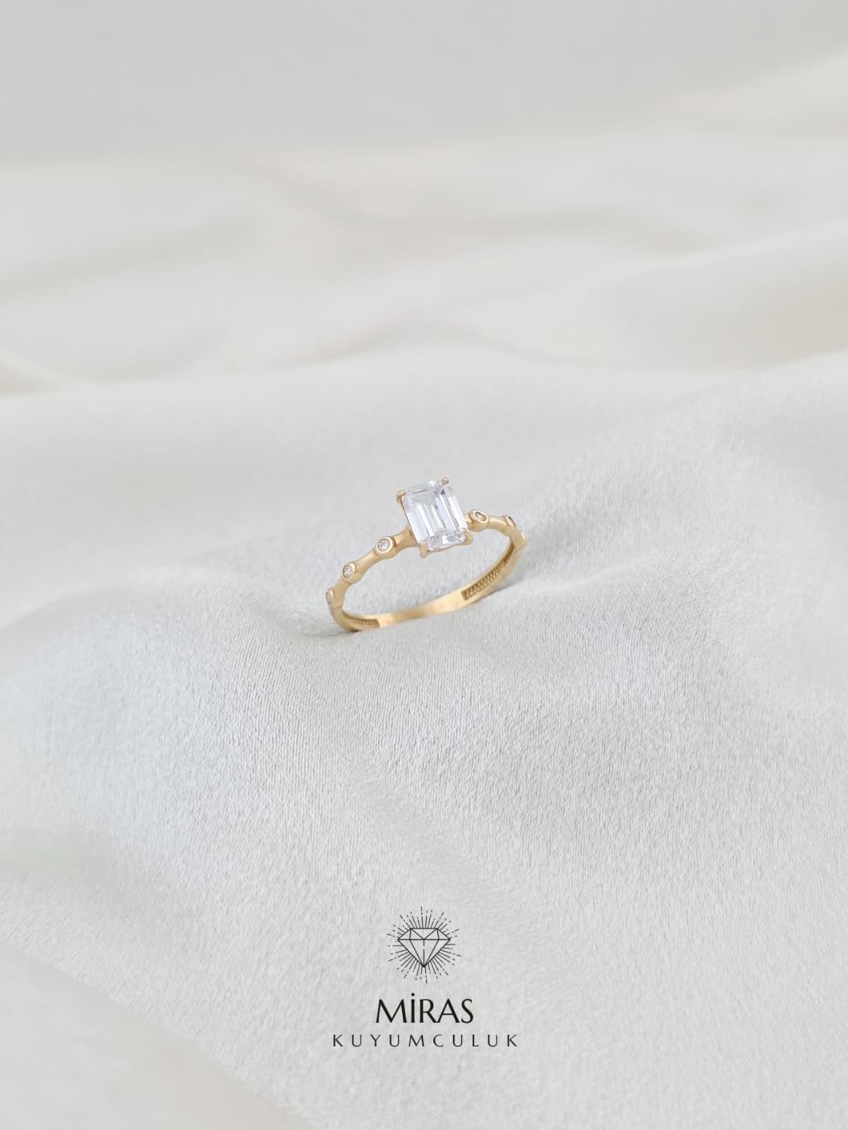 14 Ayar Altın - Kenar Taşlı Baget Tektaş Yüzük 14YZK206