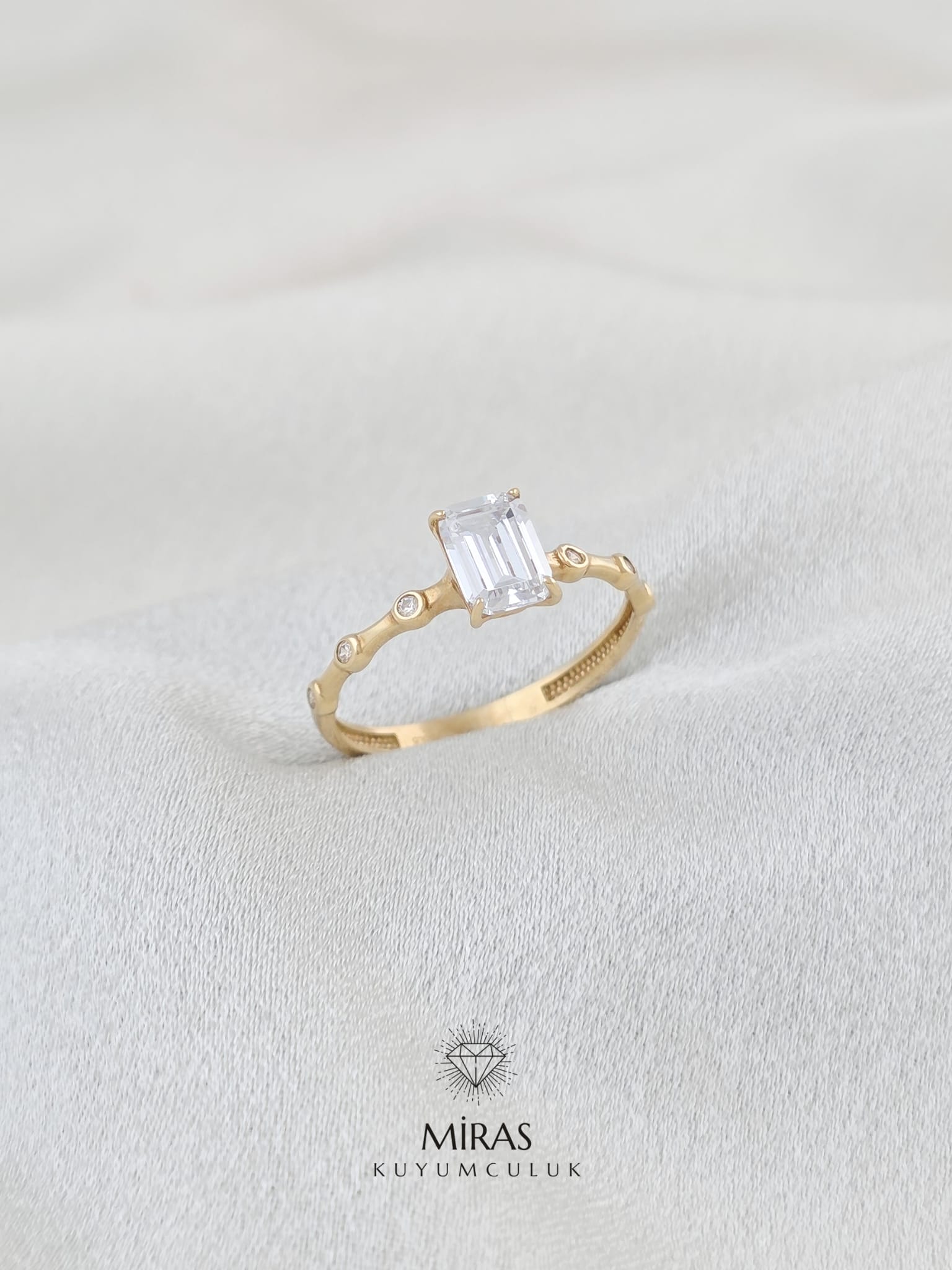 14 Ayar Altın - Kenar Taşlı Baget Tektaş Yüzük 14YZK206