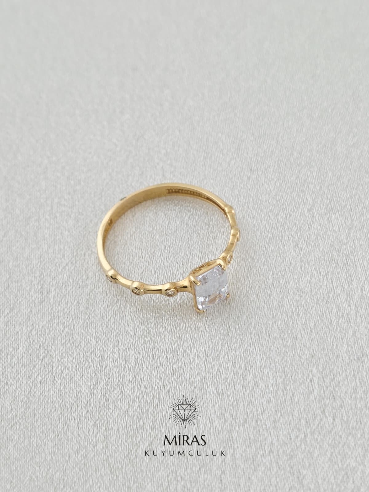 14 Ayar Altın - Kenar Taşlı Baget Tektaş Yüzük 14YZK206
