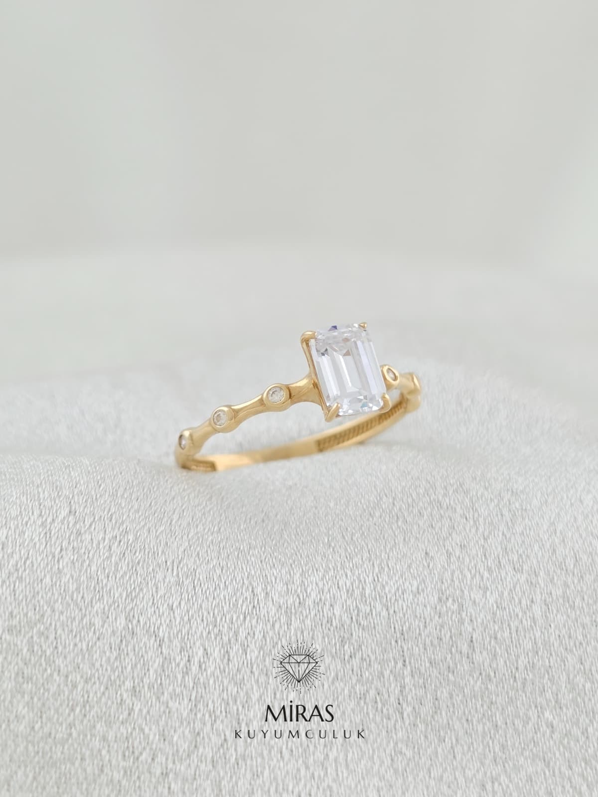 14 Ayar Altın - Kenar Taşlı Baget Tektaş Yüzük 14YZK206